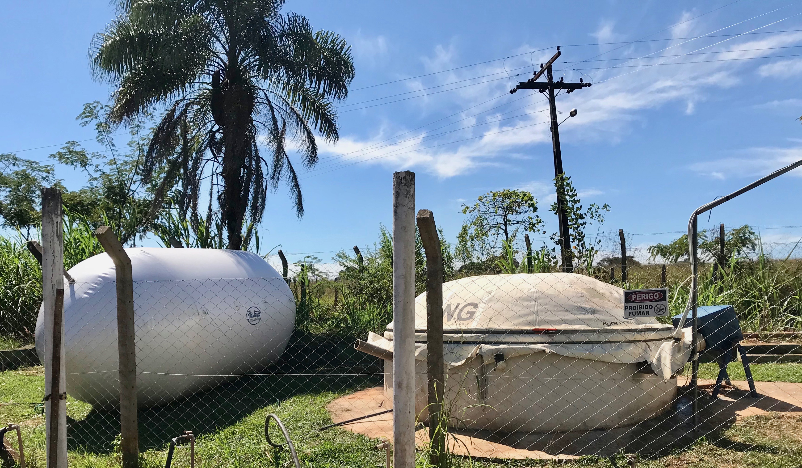 Na foto, reator de biogás ( à direita) e o reservatório de biogás ( à esquerda), situados no Câmpus Samambaia da UFG.